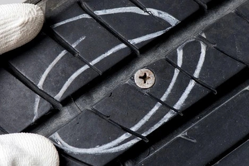 Xử lý thế nào khi lốp dính đinh xẹp hoàn toàn, bơm không lên hơi? - 2