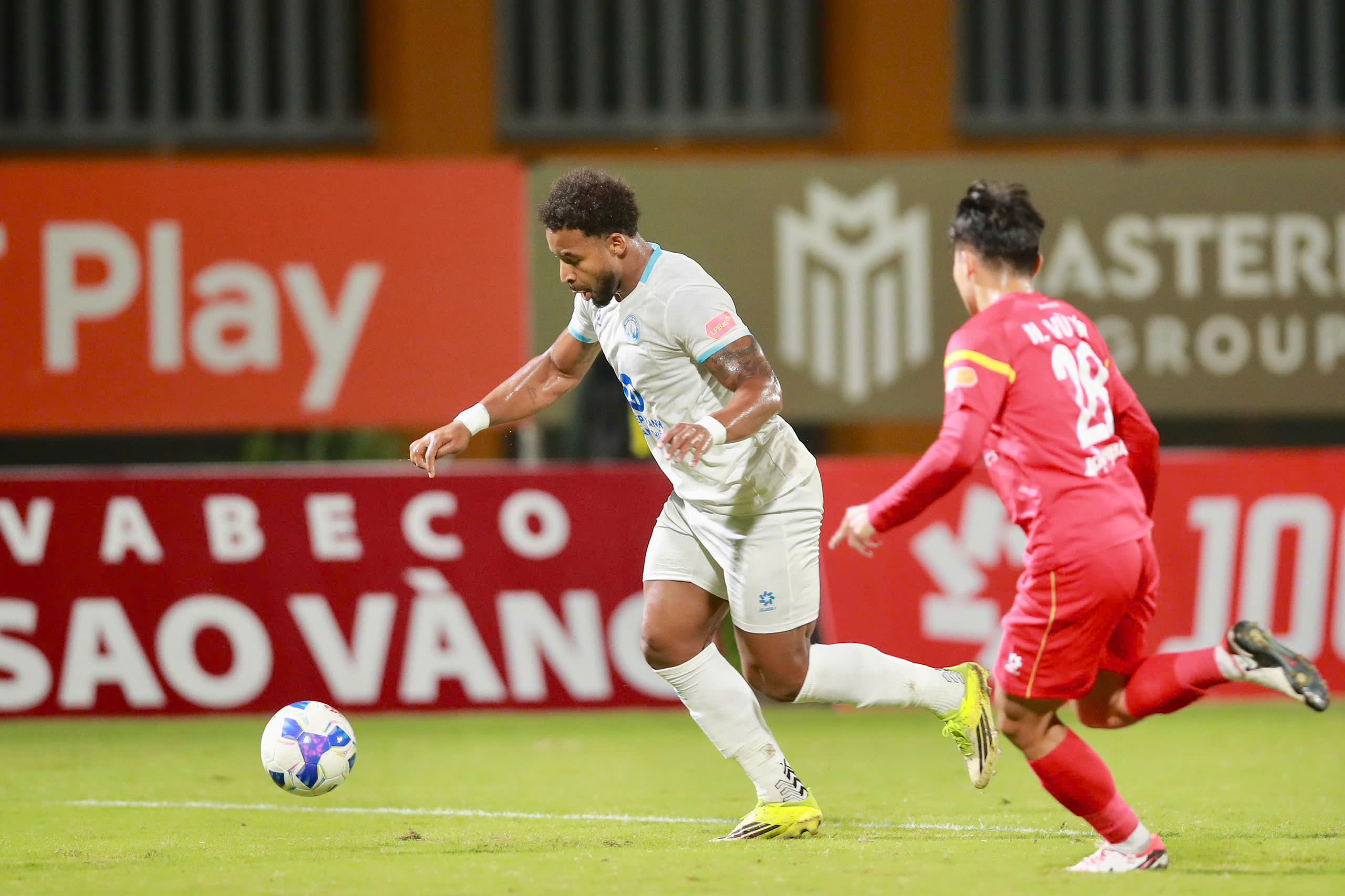 Xuân Son 'đen' nhưng trung vệ Lucas lại ‘đỏ’, Nam Định thắng chật vật đội cuối bảng PVF-CAND- Ảnh 1.