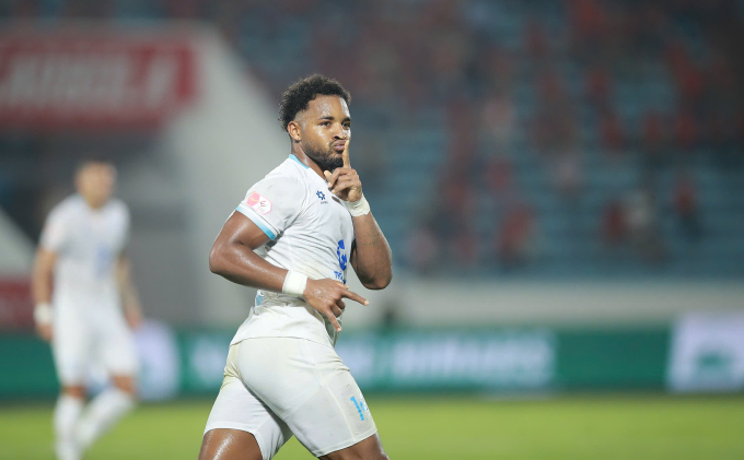 Tiền đạo Nam Định Nguyễn Xuân Son mừng bàn thắng ở phút 74 trong trận thắng Ninh Bình 3-2 ở vòng 14 V-League 2025-2026, trên sân Thiên Trường ở Ninh Bình ngày 1/3/2026. Ảnh: Quang Đương