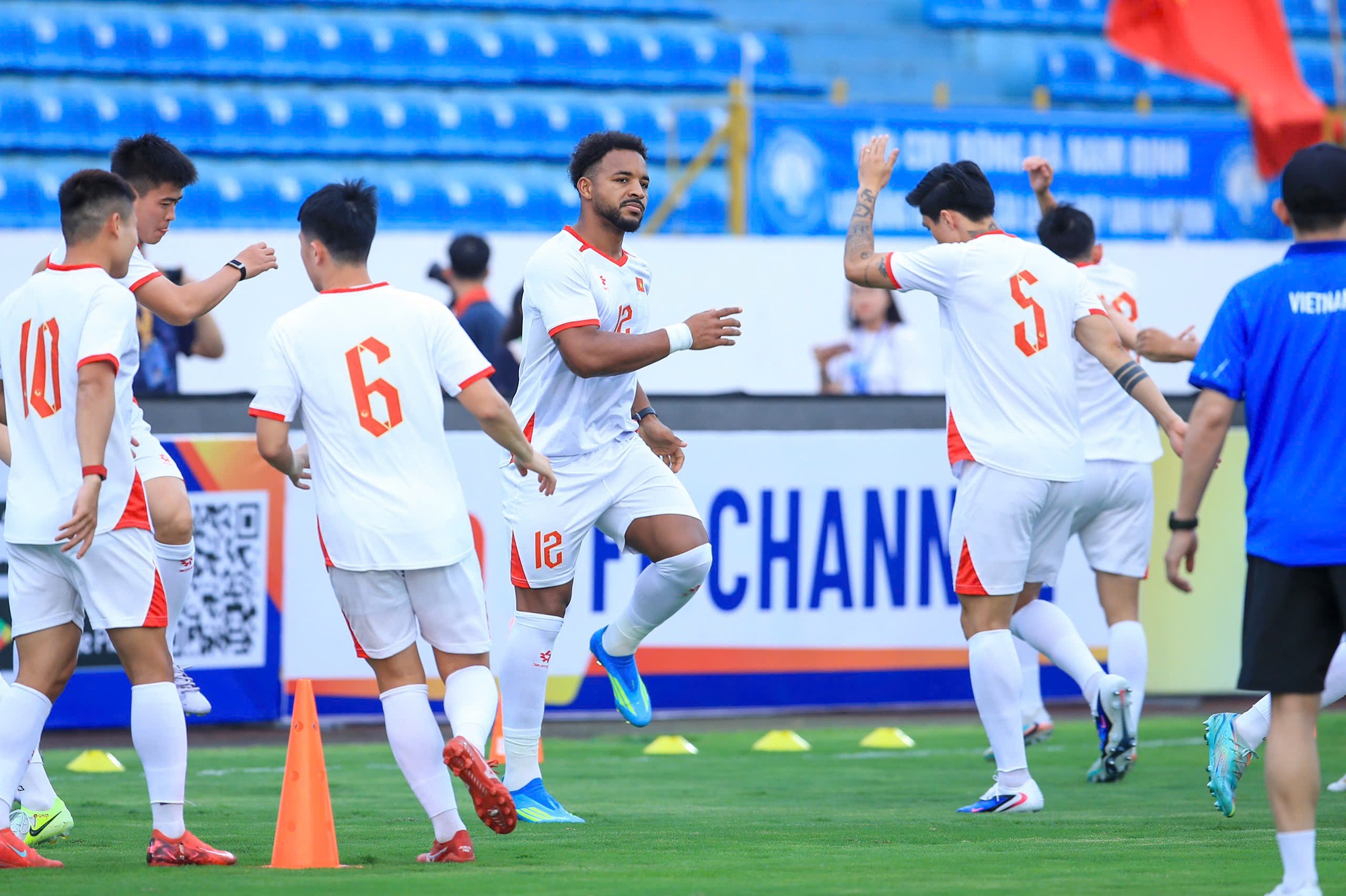 Tin tức mới nhất về đội tuyển Việt Nam: Xuân Son không ‘béo’, VFF bán vé trận Malaysia ở đâu?- Ảnh 1.