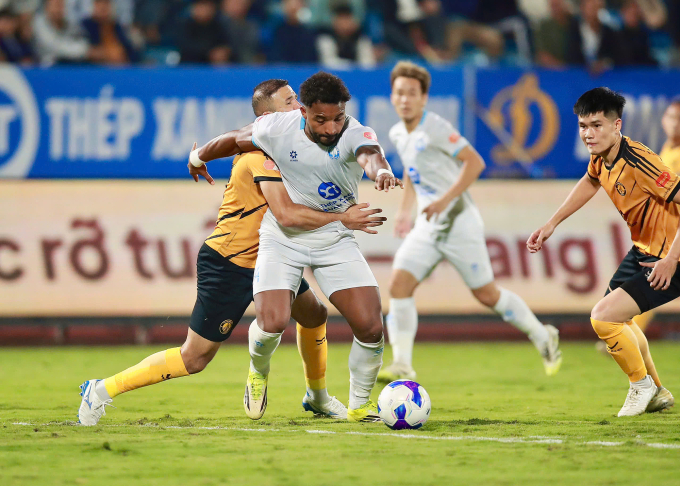 Tình huống Nguyễn Xuân Son (áo trắng) cài đè để kiến tạo cho Akolo Ababa ghi bàn trong trận Nam Định thắng Thanh Hóa 1-0 ở vòng 16 V-League 2025-2026, trên sân Thiên Trường ở Ninh Bình ngày 13/3/2026. Ảnh: Nam Định FC