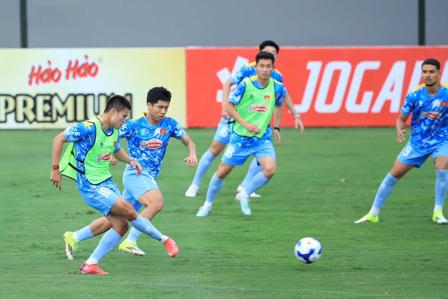 Xuân Son trở lại tập luyện, Việt Cường sẵn sàng cạnh tranh với đàn anh nhập tịch 1 Xuân Son trở lại tập luyện, Việt Cường sẵn sàng cạnh tranh với đàn anh nhập tịch - Ảnh 1.