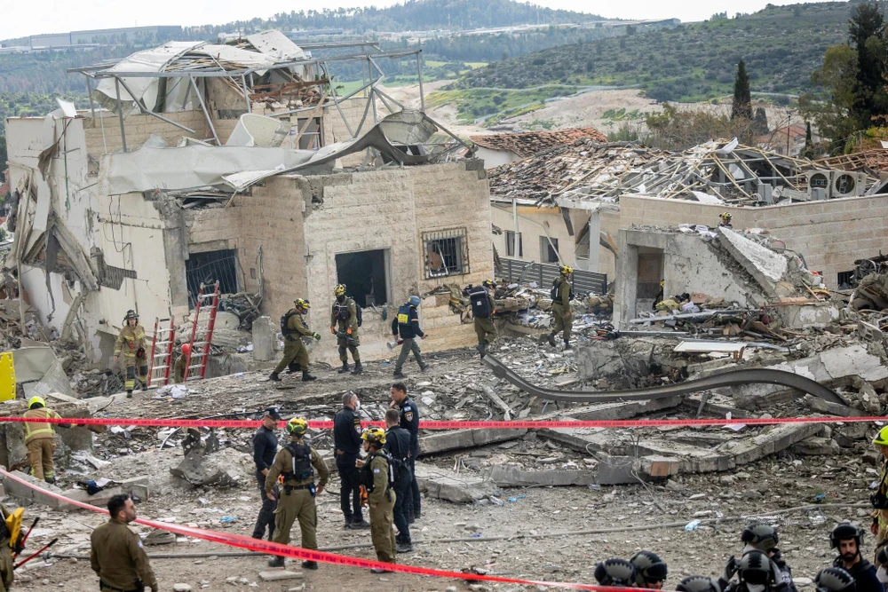 Hiện trường vụ tên lửa được cho là từ Iran tấn công tòa dân cư ở TP Beit Shemesh (Israel) ngày 1-3. Ảnh: Yonatan Sindel/Flash90 xuat-hien-loat-dien-bien-nong-lien-quan-tinh-hinh-xung-dot-my-israel-iran.jpg