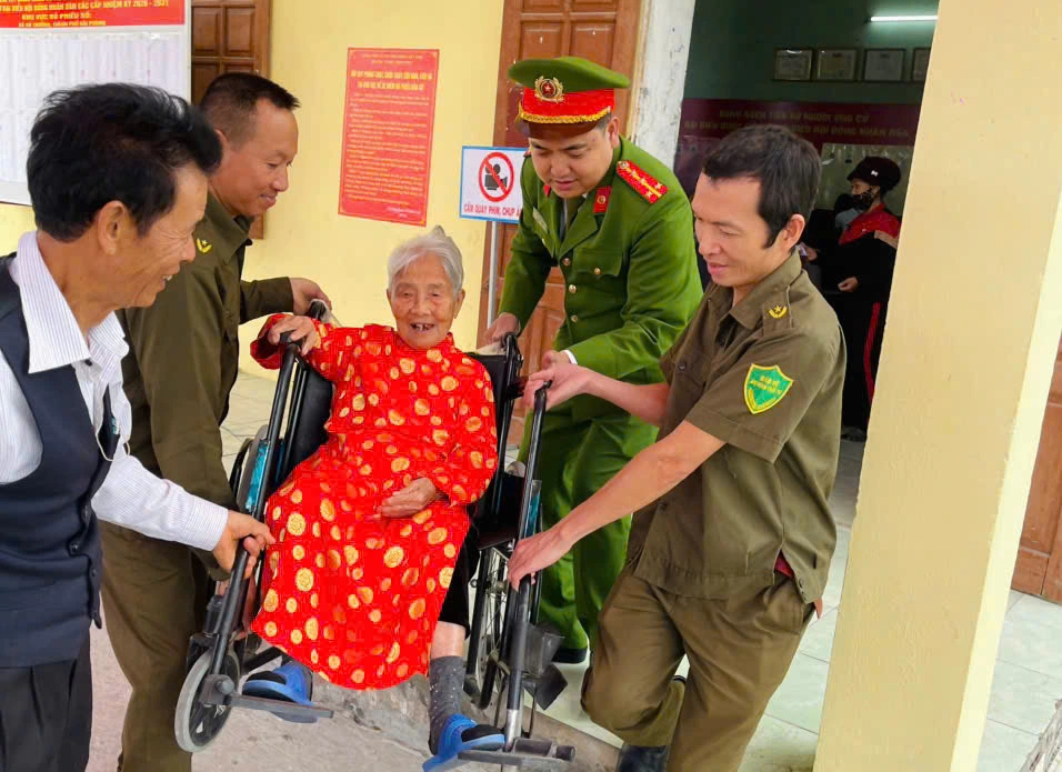 Xúc động hình ảnh những cử tri trăm tuổi đi bầu cử- Ảnh 1. Xúc động hình ảnh những cử tri trăm tuổi đi bầu cử- Ảnh 1.