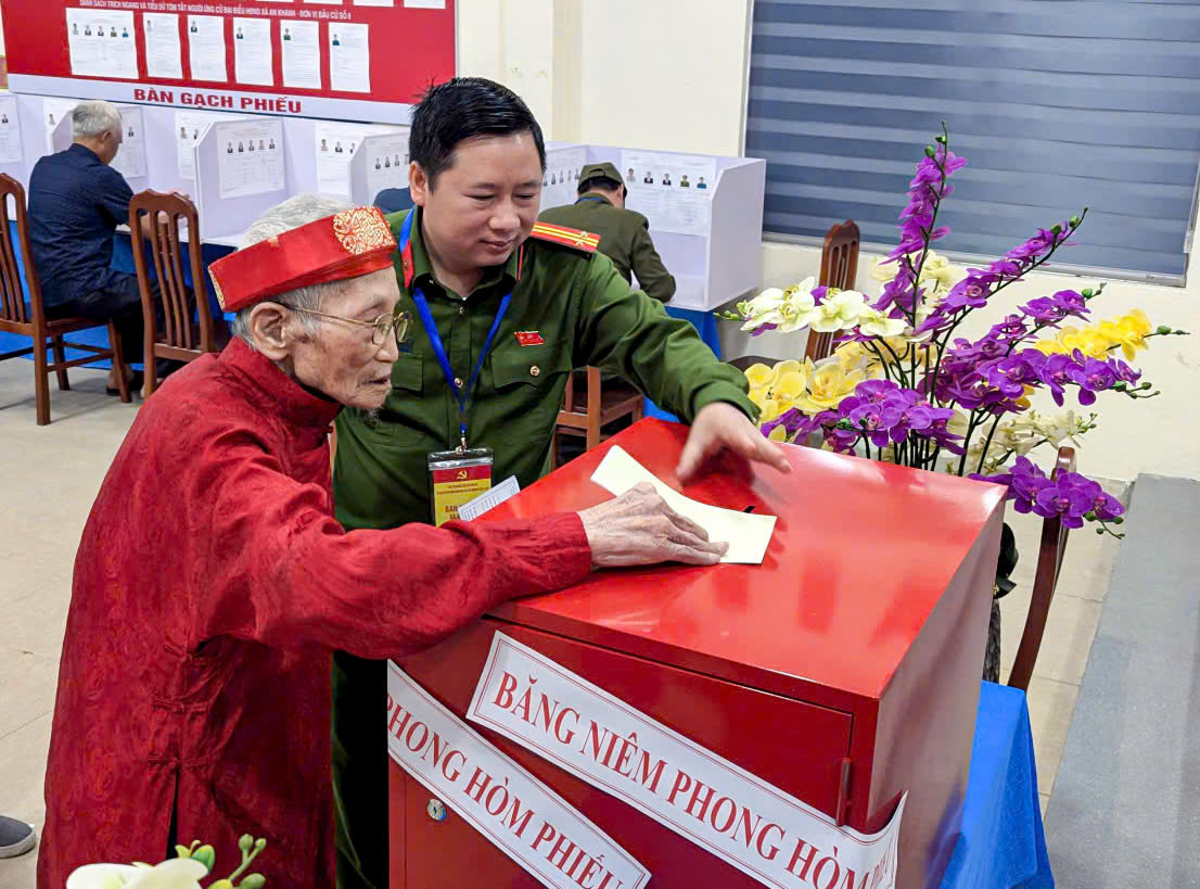 Xúc động hình ảnh những cử tri trăm tuổi đi bầu cử- Ảnh 3. Xúc động hình ảnh những cử tri trăm tuổi đi bầu cử- Ảnh 3.