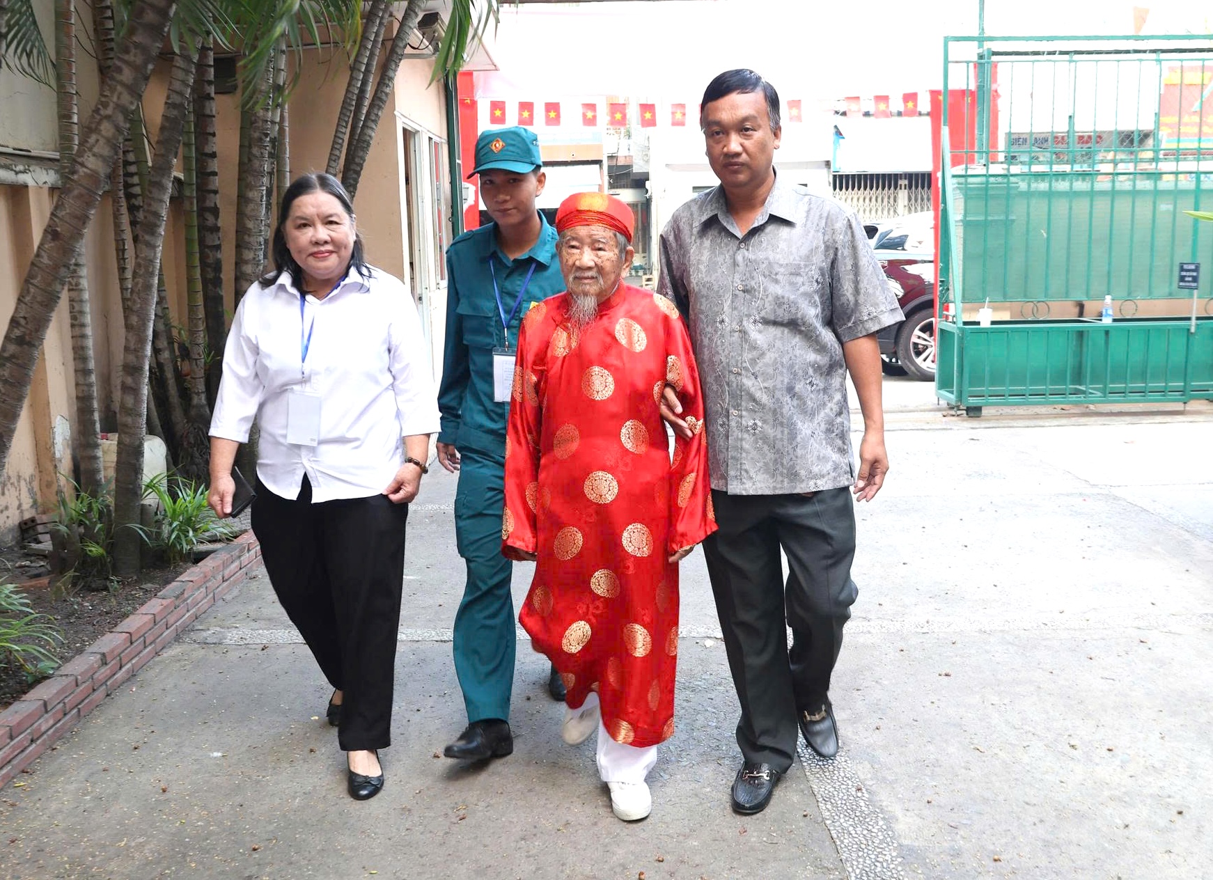 Xúc động nhà nghiên cứu Nguyễn Đình Tư 106 tuổi trong áo dài đỏ đi bầu cử 1 Hình ảnh xúc động: Nhà nghiêu cứu Nguyễn Đình Tư 106 tuổi trong áo dài đỏ đi bầu cử - Ảnh 1.