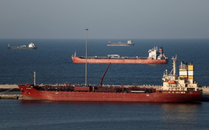 Một con tàu chở dầu đang thả neo tại Muscat trong bối cảnh Iran đe dọa đóng cửa eo biển Hormuz đối với các hoạt động vận tải hàng hải. Ảnh: Benoit Tessier/Reuters