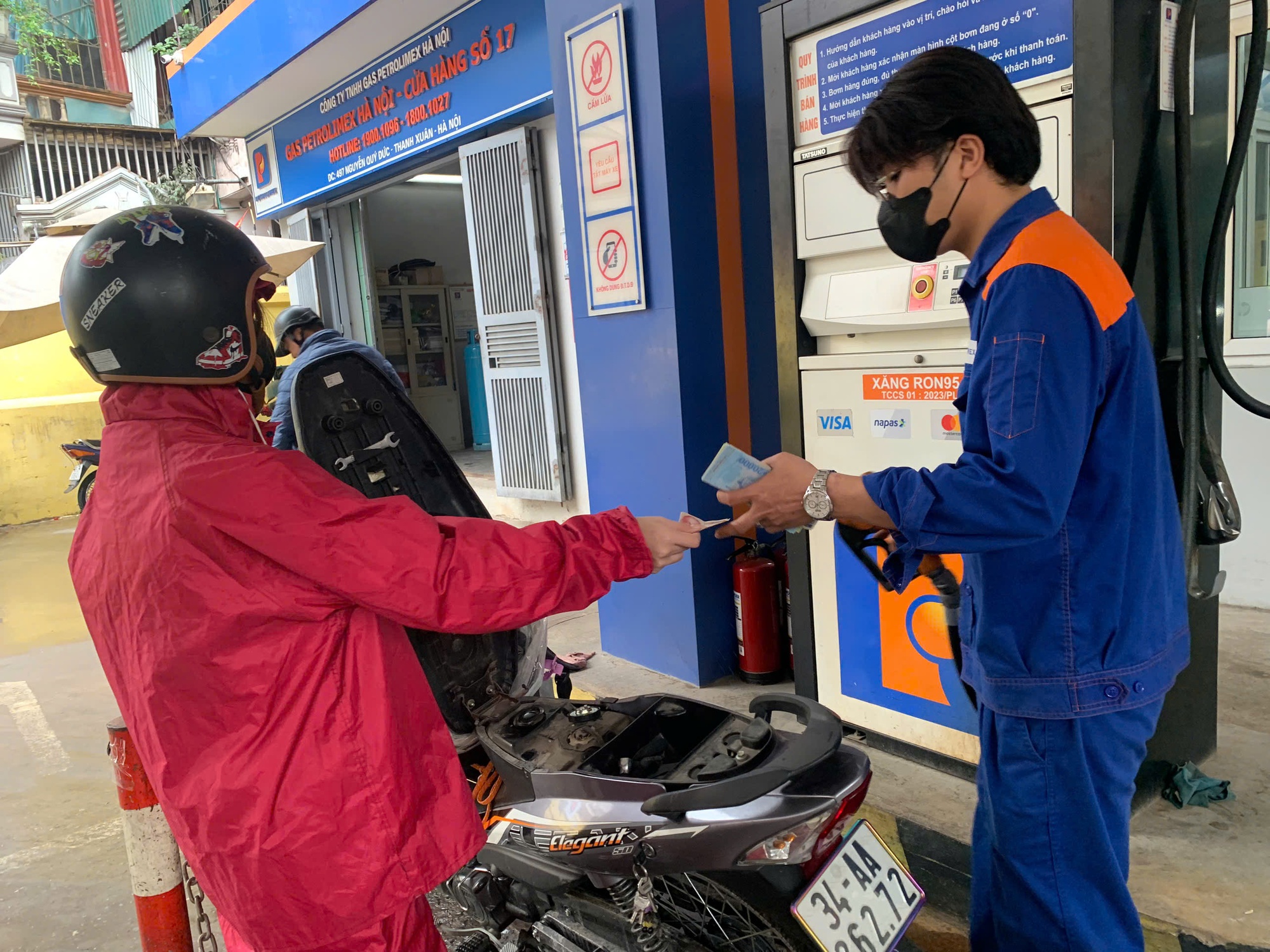 Xung đột Trung Đông sẽ ảnh hưởng đến nguồn cung, giá xăng dầu trong nước - Ảnh 1.