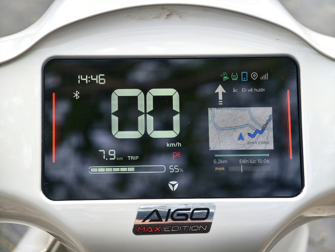 Màn hình màu tích hợp tính năng phản chiếu bản đồ dẫn đường. Ảnh: Tuấn Vũ