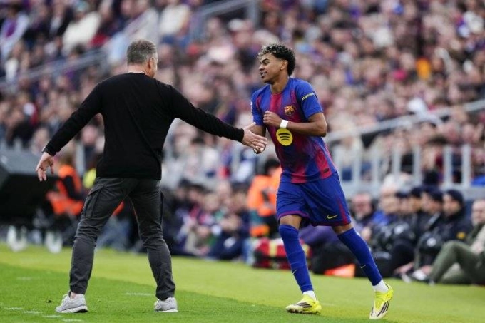 Yamal (phải) mừng bàn với HLV Hansi Flick trong trận Barca 4-1 Villarreal ở vòng 26 La Liga tối 28/2. Ảnh: AS