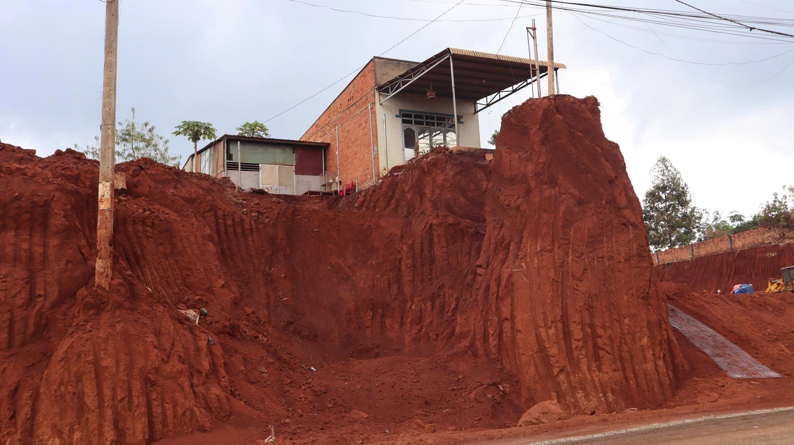 Vụ 8 nhà dân cheo leo bên mép ‘vực’: Yêu cầu làm rõ phương án sử dụng khối lượng đất đào - Ảnh 1.