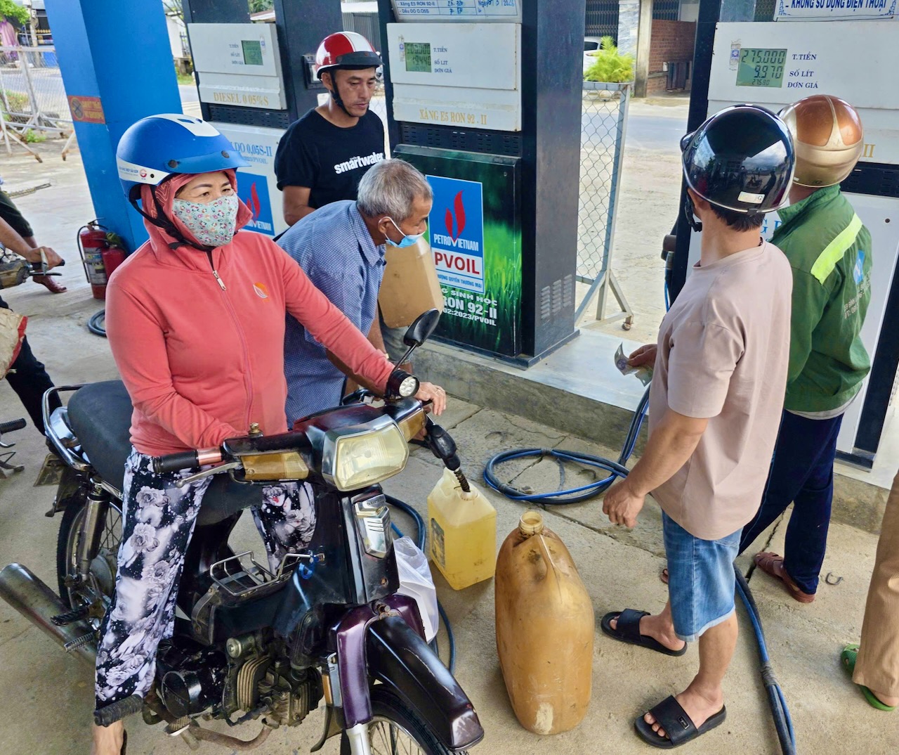 Yêu cầu người kinh doanh xăng dầu tuyệt đối không găm hàng - Ảnh 1.