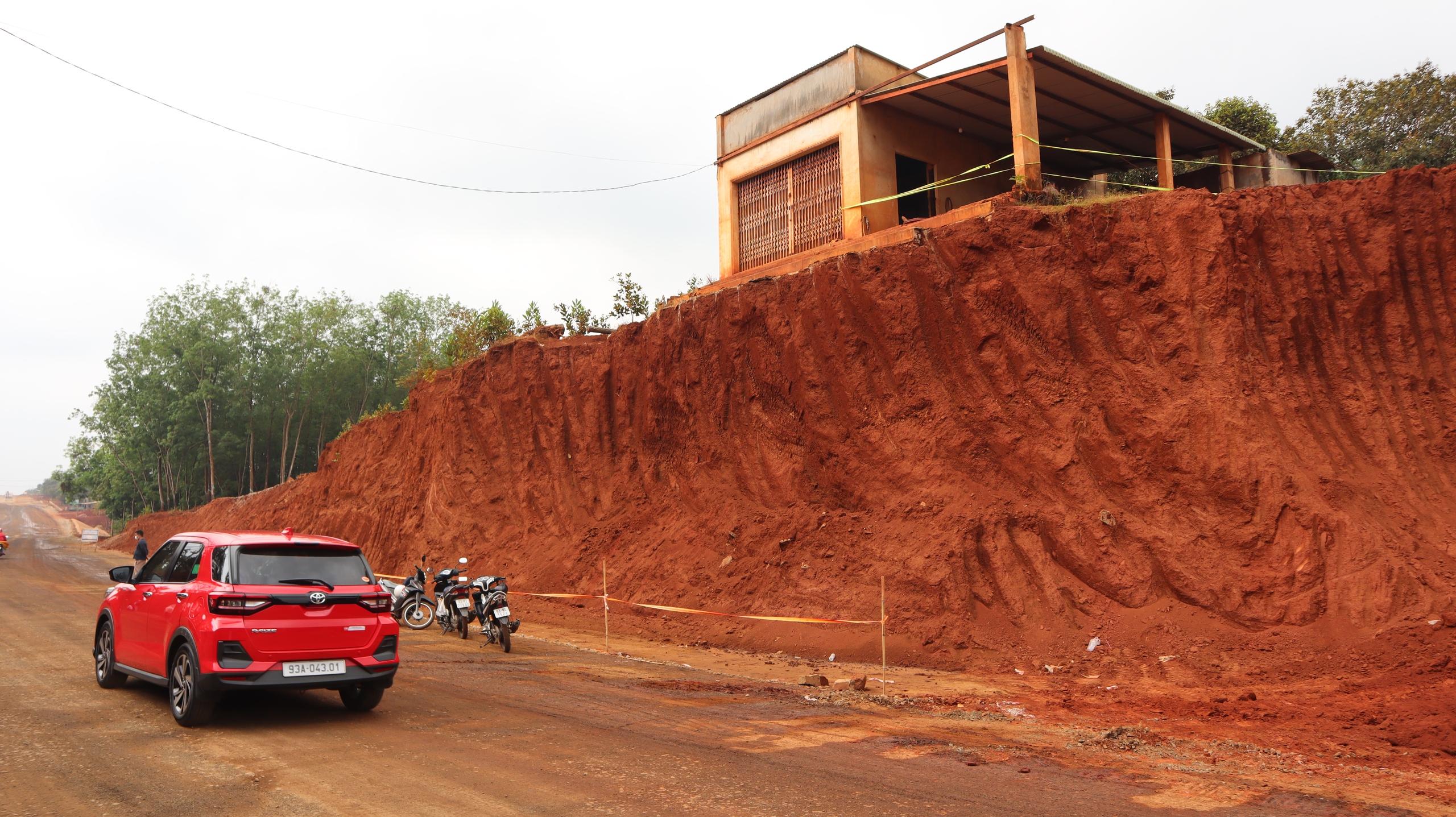 Yêu cầu tạm dừng thi công sau phản ánh của Báo Thanh Niên - Ảnh 1.