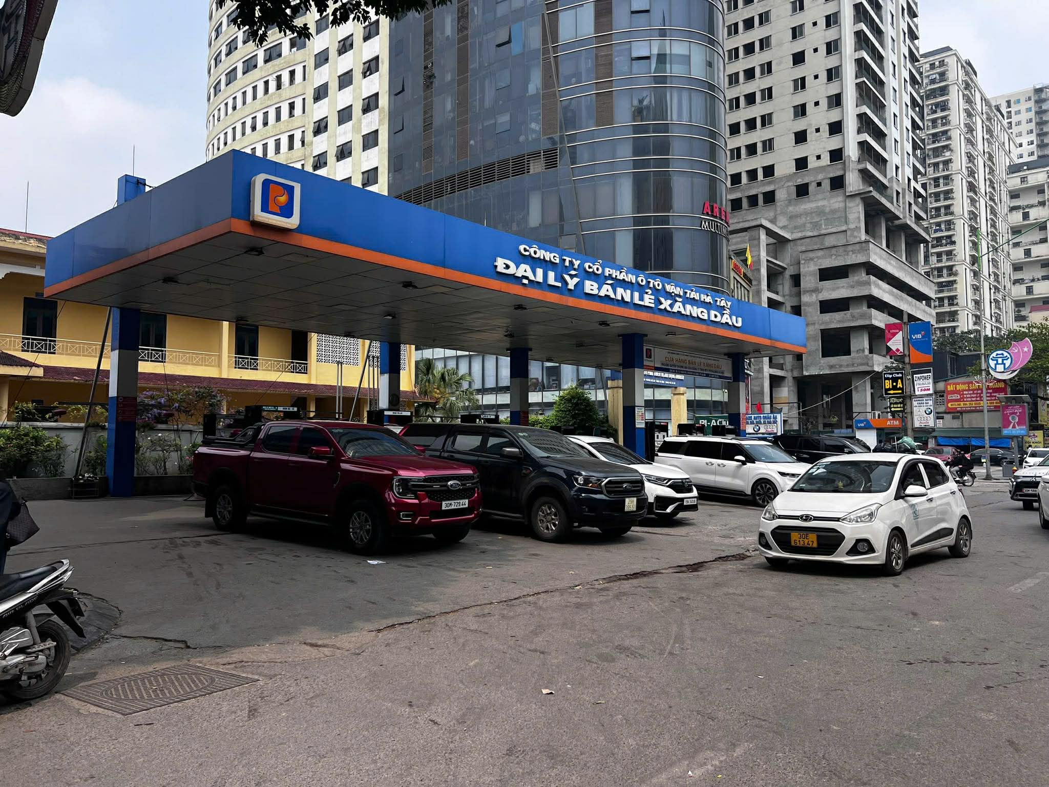 Yêu cầu xử lý hoạt động bán xăng dầu bằng chai, lọ - Ảnh 1.