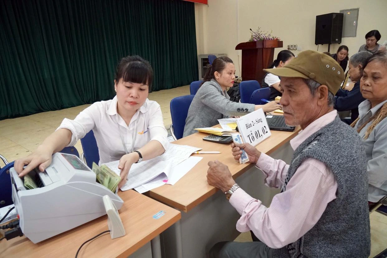 Tăng lương hưu: tăng 4,5% cộng 200.000 đồng hay tăng 8% lợi hơn?- Ảnh 1.