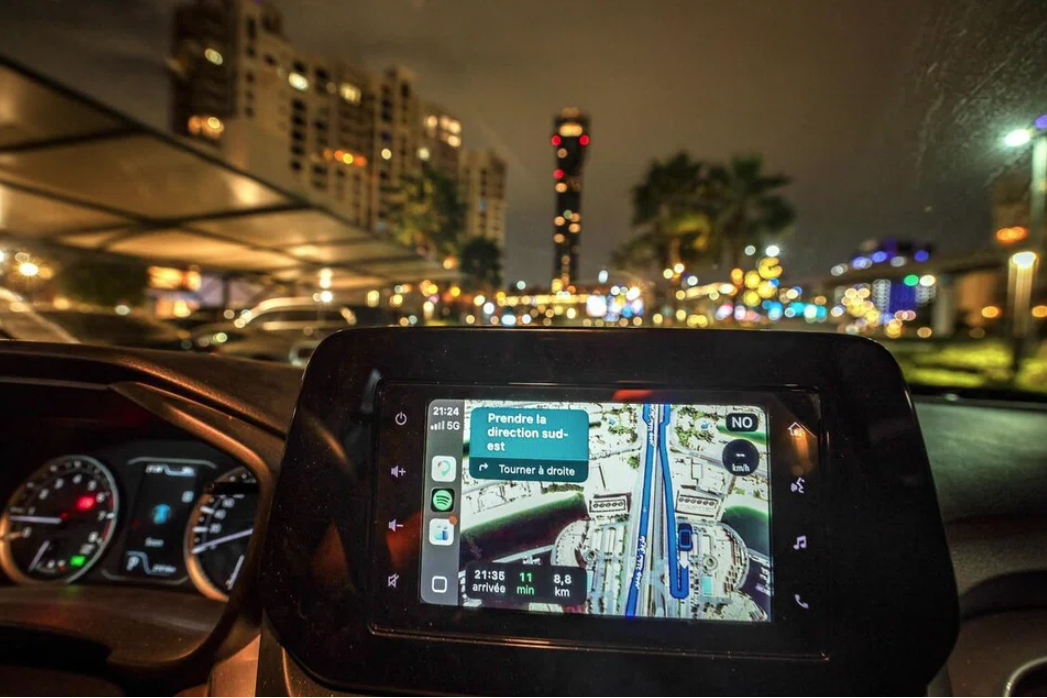 UAE trước tình cảnh tàu bè thì 'trên cạn' còn xe cộ 'lội biển' vì nhiễu GPS - Ảnh 1.