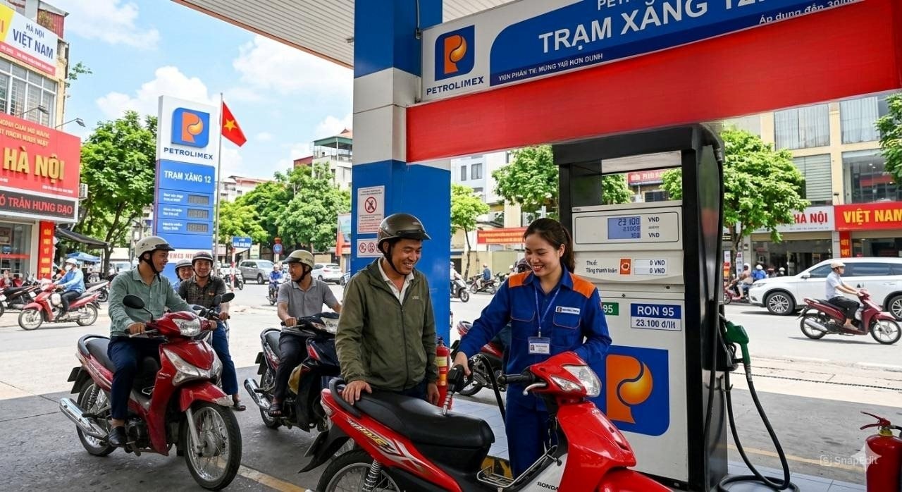 1 lít xăng tốn 1/3 thu nhập một ngày ở Lào, 1/5 ở Campuchia, Việt Nam thì sao?- Ảnh 1.