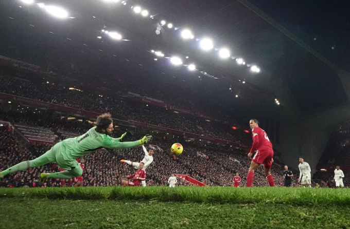 Thủ môn Alisson Becker cản cú sút của tiền đạo Omari Hutchinson trong trận Liverpool thua Nottingham Forest 0-3 trên sân Anfield ở vòng 12 Ngoại hạng Anh ngày 22/11/2025. Ảnh: Reuters