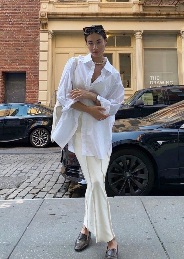 Theo WWW, một trong những cách mặc sơ mi mùa xuân hè được nhiều người áp dụng là dùng chúng như áo khoác. Bạn có thể diện đầm maxi màu kem bên trong, sơ mi trắng khoác ngoài, kết hợp giày loafer và túi tote. Để thêm sinh động, hãy phối vòng choker hoặc dây chuyền mảnh, khuyên tai mạ vàng. Bộ đồ toát lên vẻ thanh lịch mà vẫn giữ được sự thoải mái, phù hợp đi làm, đi chơi, dạo phố với bạn bè.