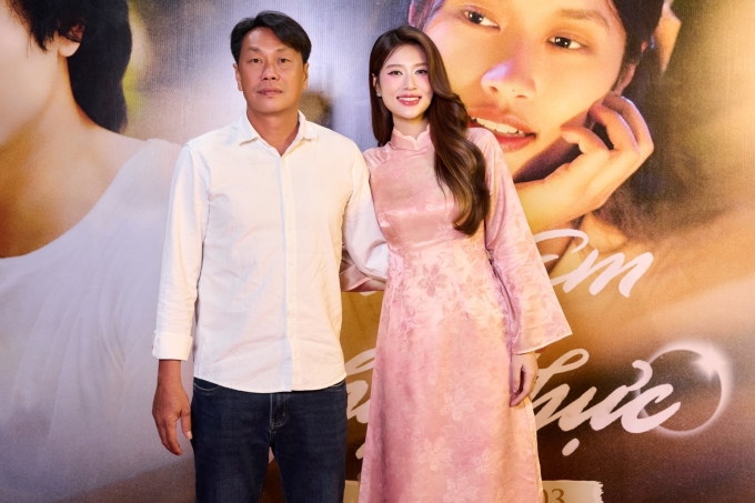 Bố hoa hậu Thiên Ân chúc mừng con gái trên thảm đỏ công chiếu phim, hôm 25/3 tại TP HCM. Ảnh: An An
