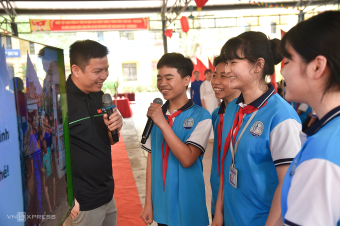 Hiếu PC và các học sinh trường THCS Ngọc Thanh trong phần minigame. Ảnh: Duy Anh