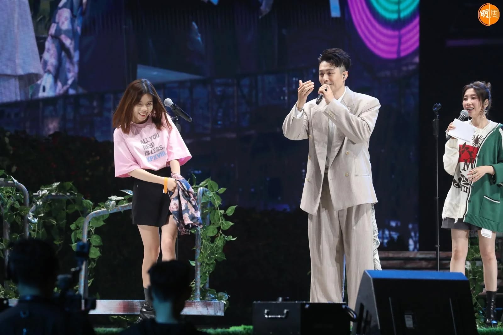 Clip: Khán giả nữ sân si “giật spotlight” của người khác, cái kết khiến MXH hả hê- Ảnh 6.