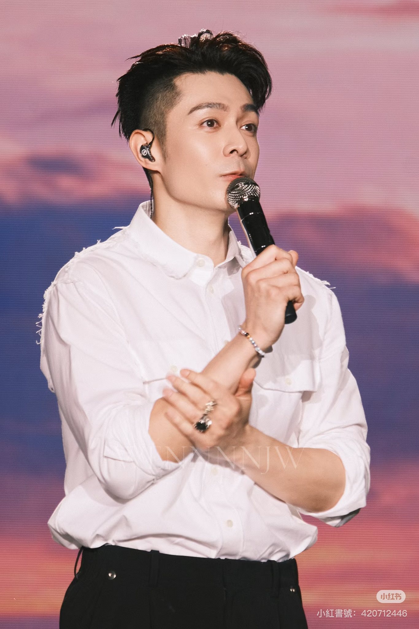 Clip: Khán giả nữ sân si “giật spotlight” của người khác, cái kết khiến MXH hả hê- Ảnh 8.