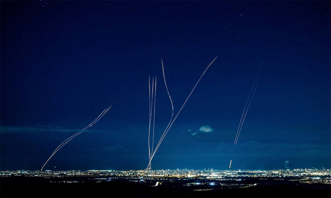 Đạn đánh chặn của Israel hướng về tên lửa đạn đạo của Iran ngày 28/2. Ảnh: Reuters