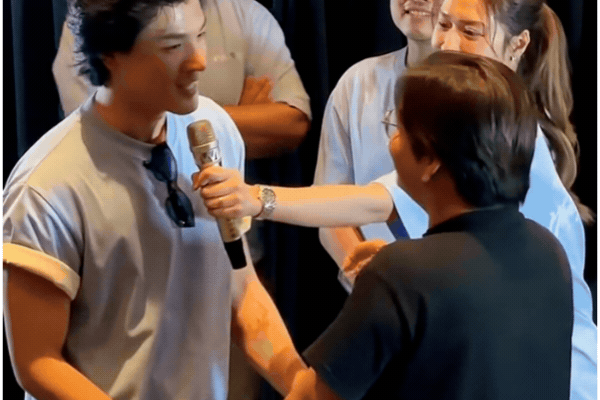 Clip hot: Nam diễn viên Vbiz bất ngờ hôn fan nam ngay giữa rạp chiếu phim, xem mà không tin vào mắt mình- Ảnh 2.