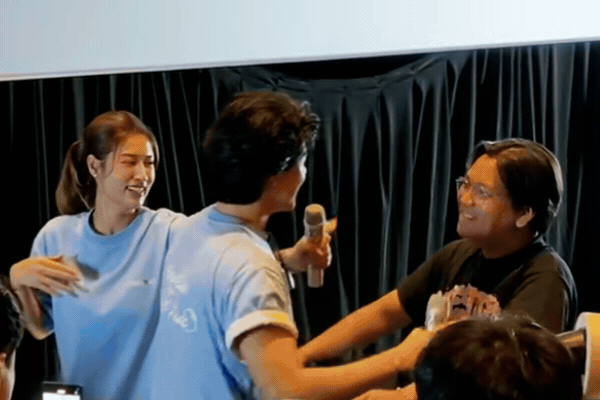 Clip hot: Nam diễn viên Vbiz bất ngờ hôn fan nam ngay giữa rạp chiếu phim, xem mà không tin vào mắt mình- Ảnh 3.