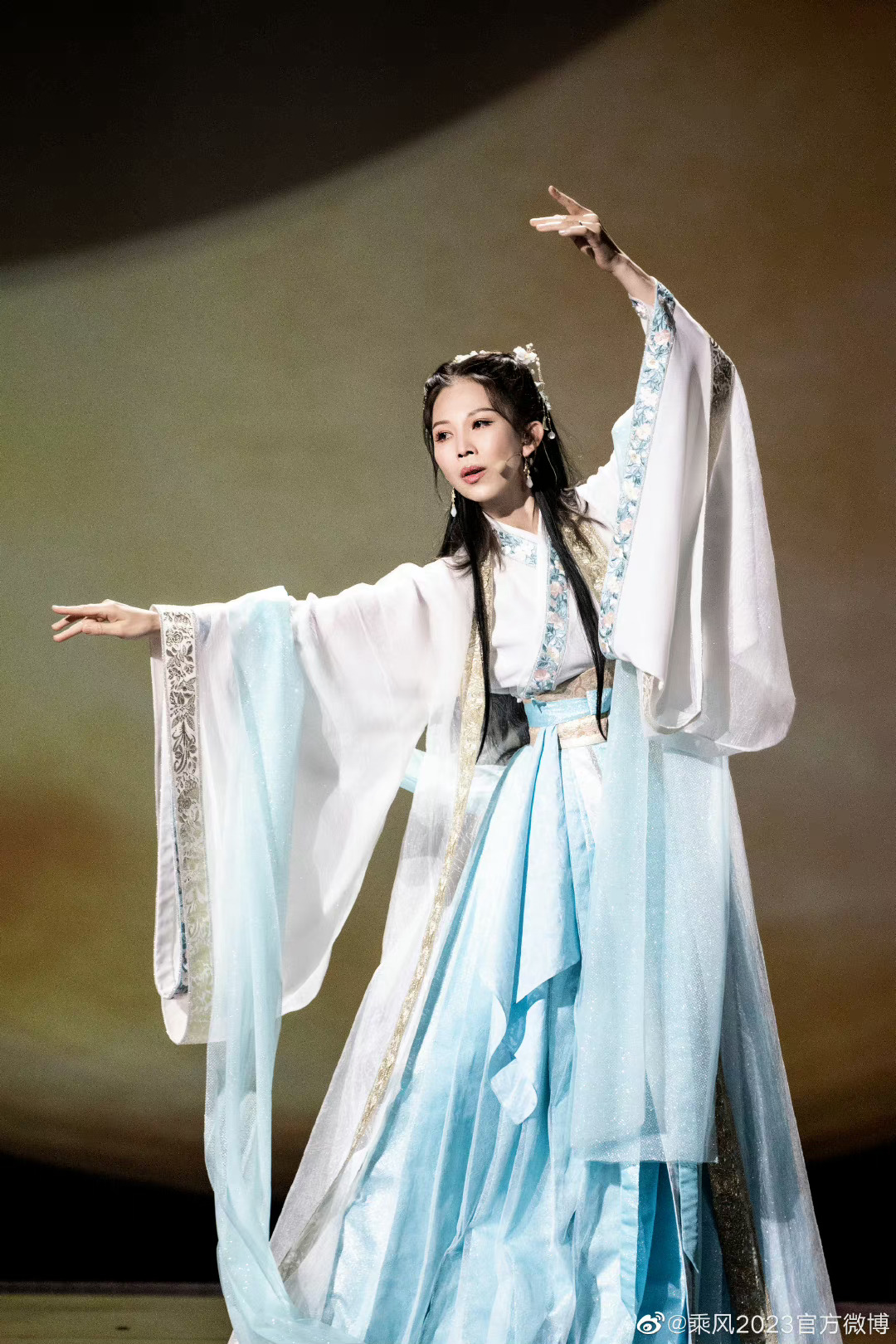 Á hậu làm nhân tình cho đại gia hơn 20 tuổi nhan sắc thay đổi gây sốc, đi thi hát tấu hài cho cả nước xem- Ảnh 5.