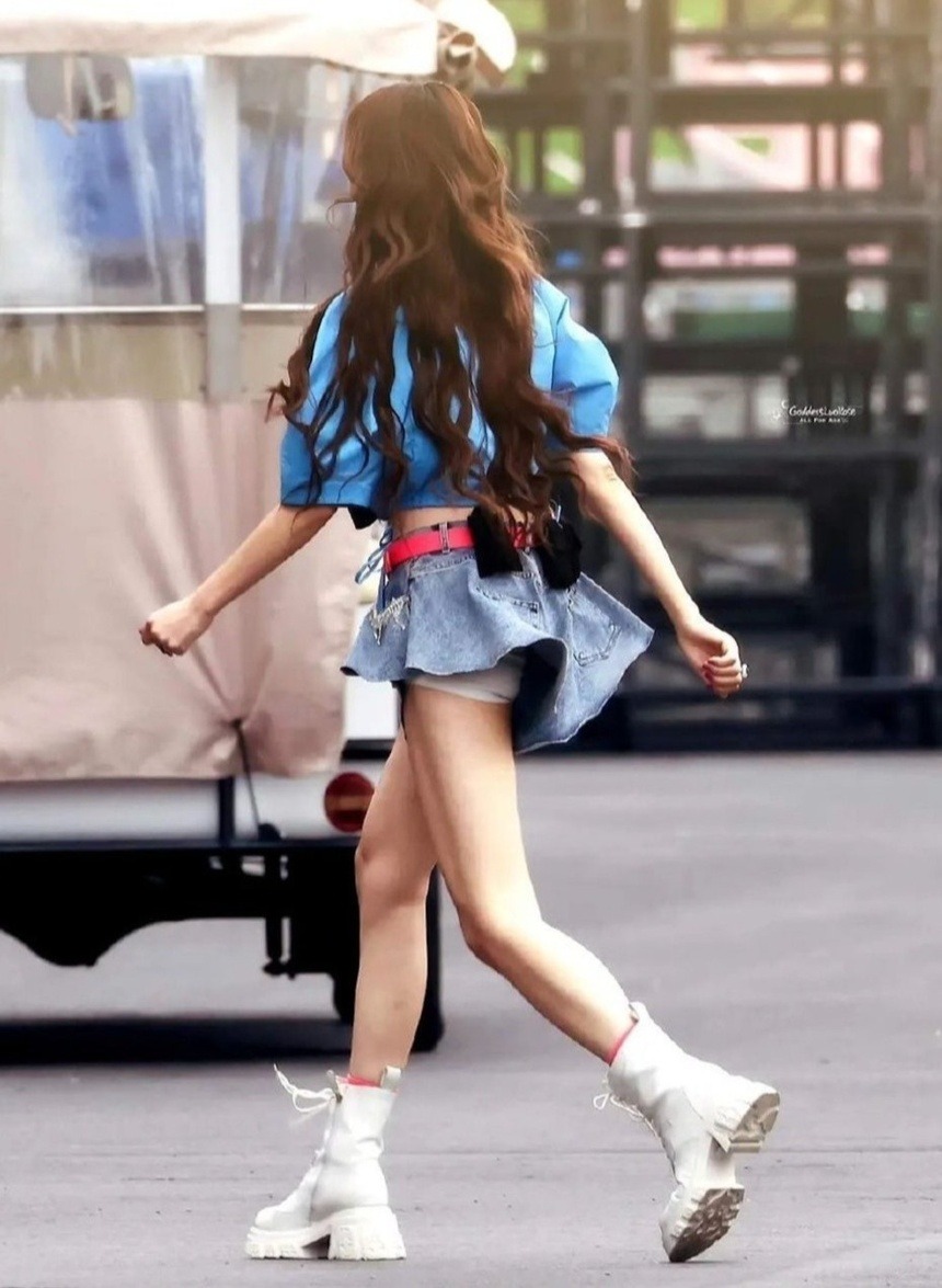 Á hậu làm nhân tình cho đại gia hơn 20 tuổi nhan sắc thay đổi gây sốc, đi thi hát tấu hài cho cả nước xem- Ảnh 7.