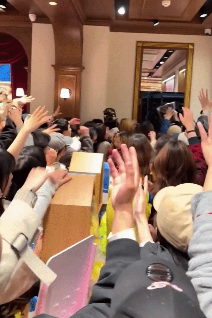 Cảnh tượng giành giật đồ Jennie ở MINISO: Khách xếp hàng dài 3 con đường, đội mưa chờ 6 tiếng- Ảnh 4.