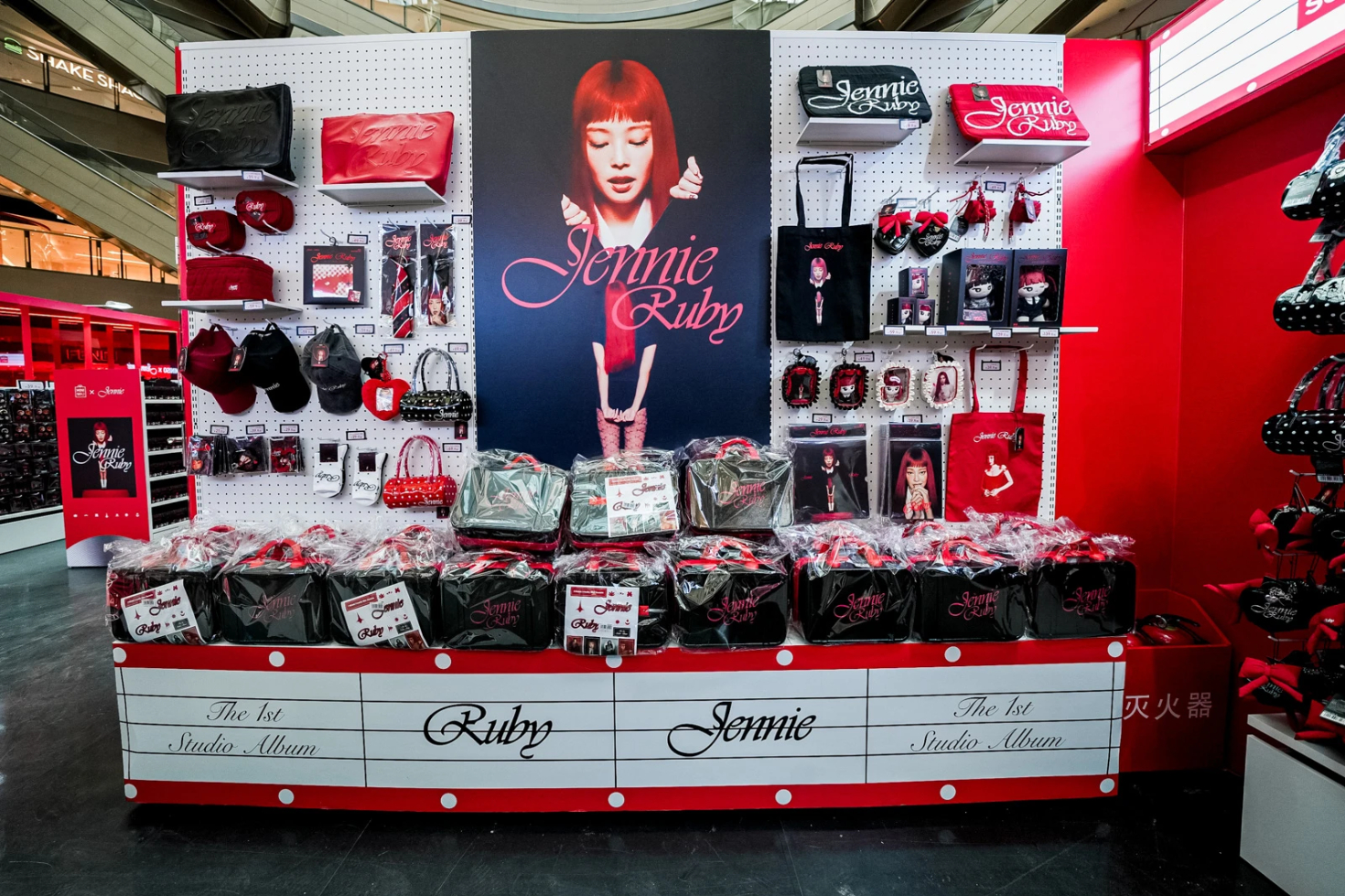 Cảnh tượng giành giật đồ Jennie ở MINISO: Khách xếp hàng dài 3 con đường, đội mưa chờ 6 tiếng- Ảnh 7.