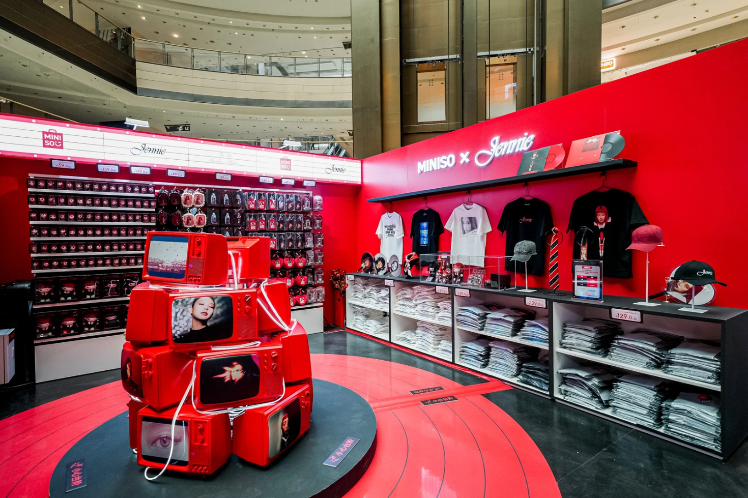 Cảnh tượng giành giật đồ Jennie ở MINISO: Khách xếp hàng dài 3 con đường, đội mưa chờ 6 tiếng- Ảnh 8.