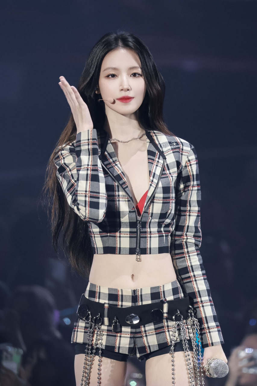 Mỹ nhân da trắng môi đỏ, đẹp siêu thực như 