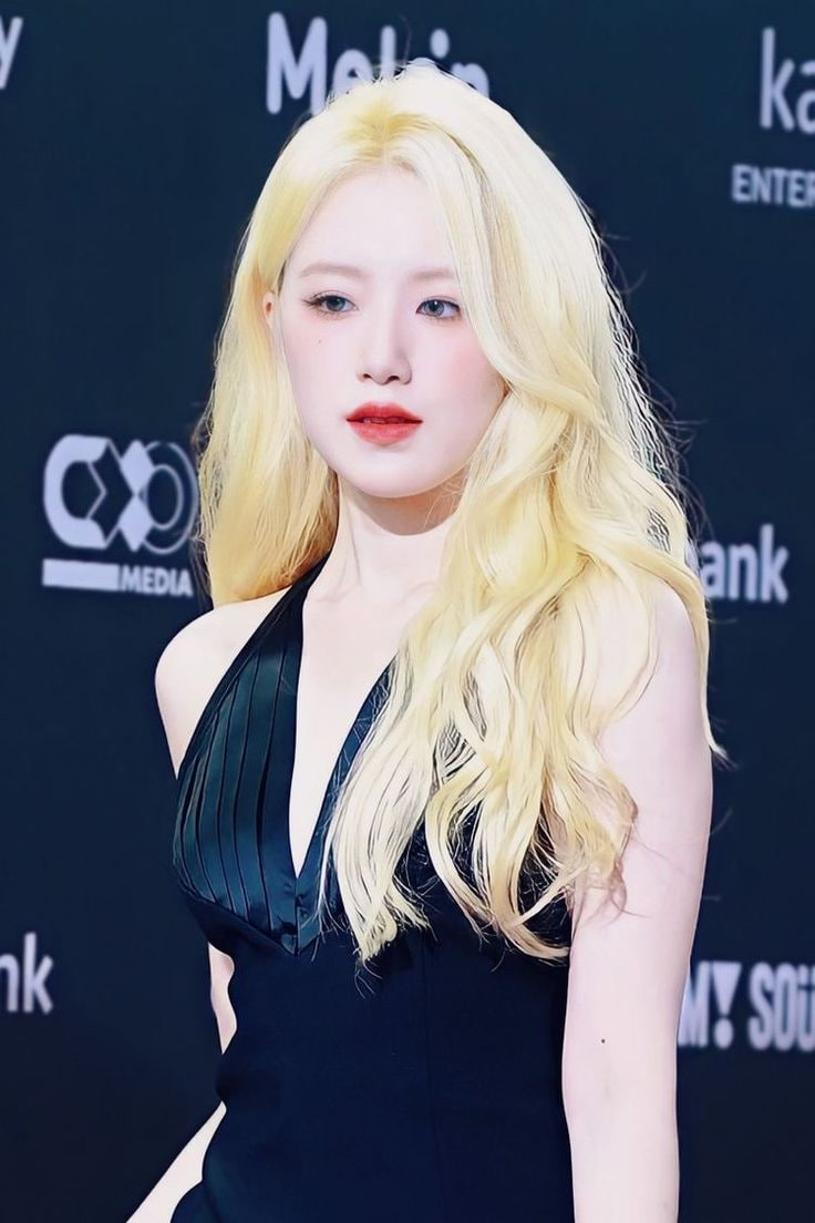 Mỹ nhân da trắng môi đỏ, đẹp siêu thực như 