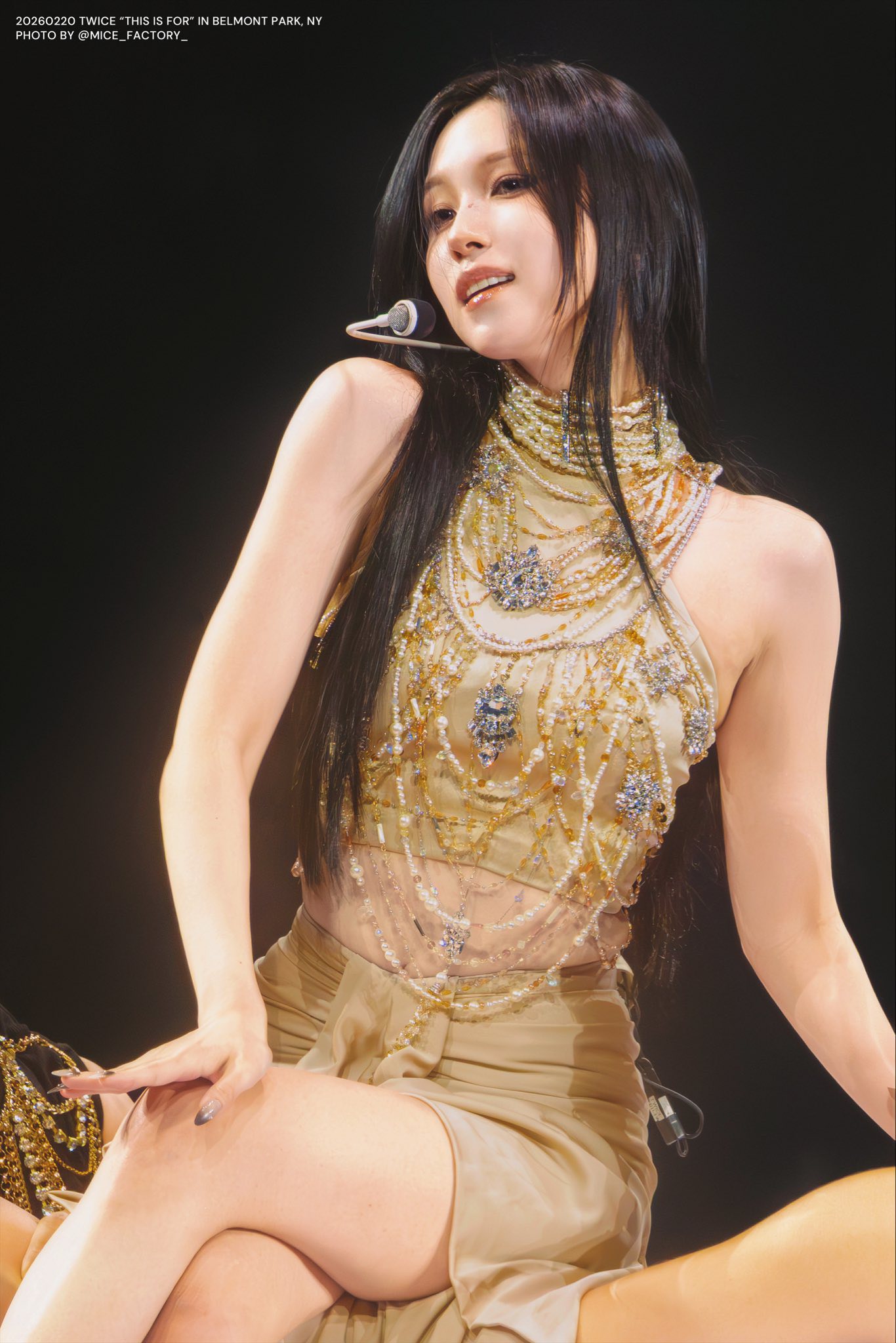 1774994981 188 My nhan vang ngoc lo nhan sac gay soc ngoai