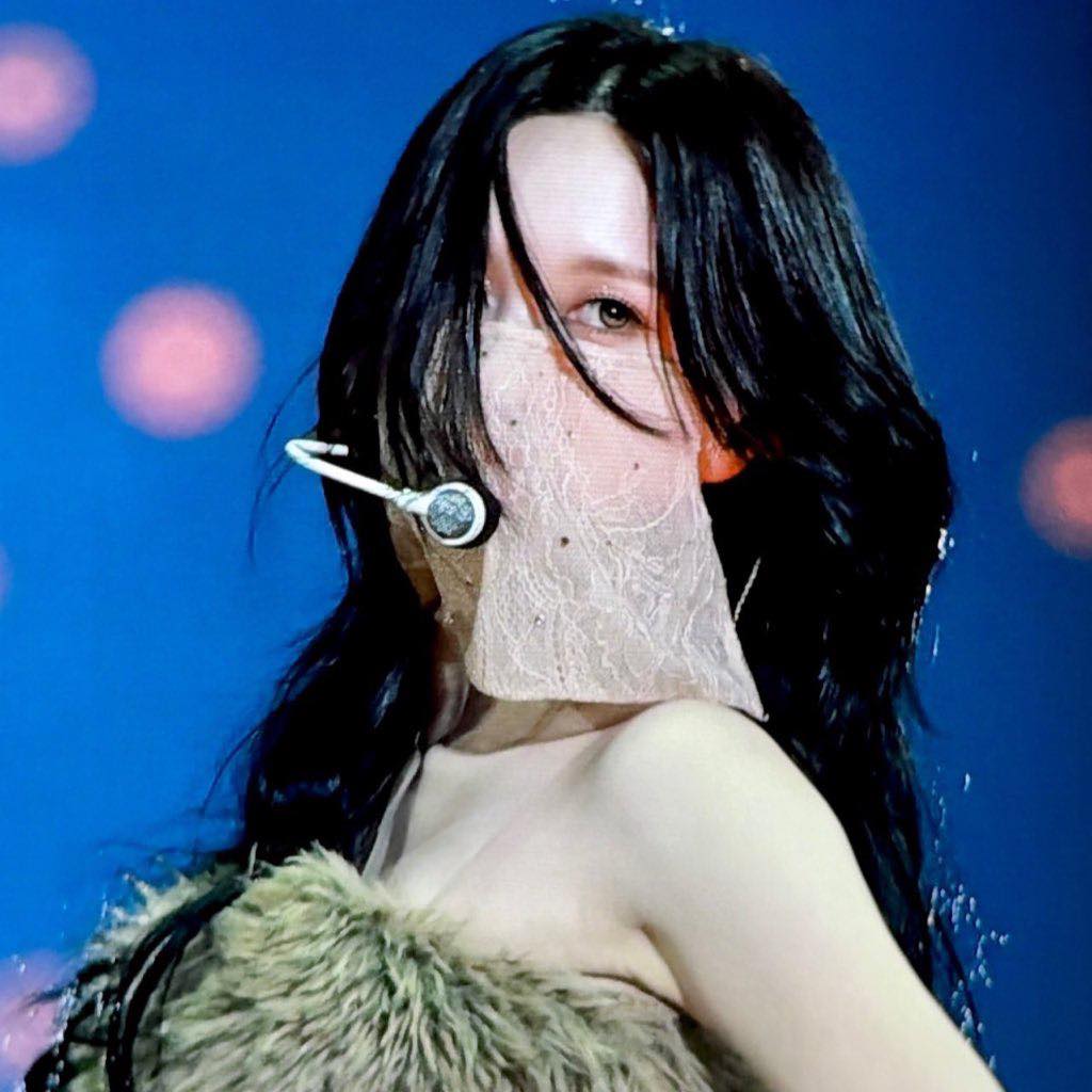 1774994991 135 My nhan vang ngoc lo nhan sac gay soc ngoai