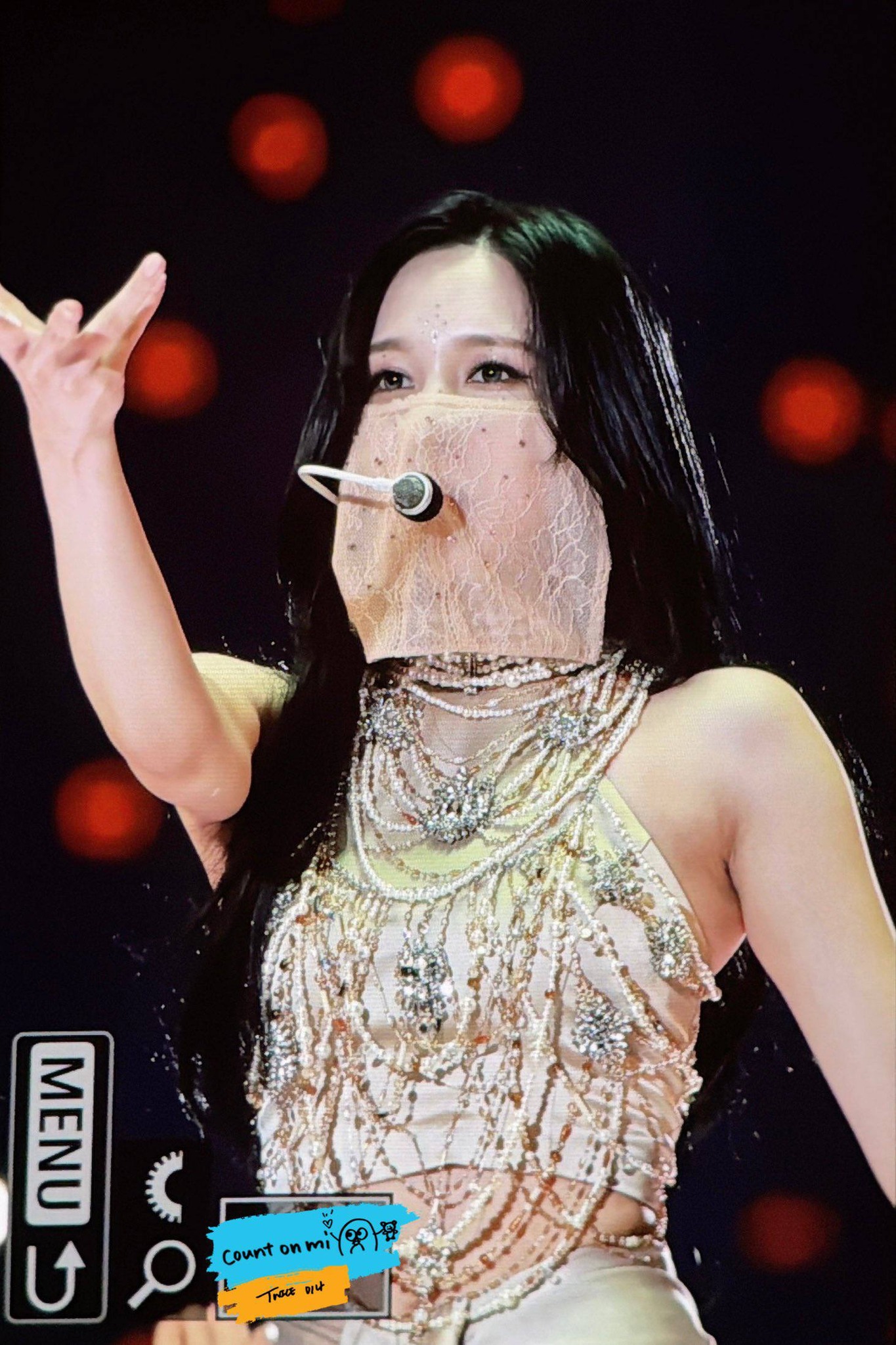 1774994994 856 My nhan vang ngoc lo nhan sac gay soc ngoai