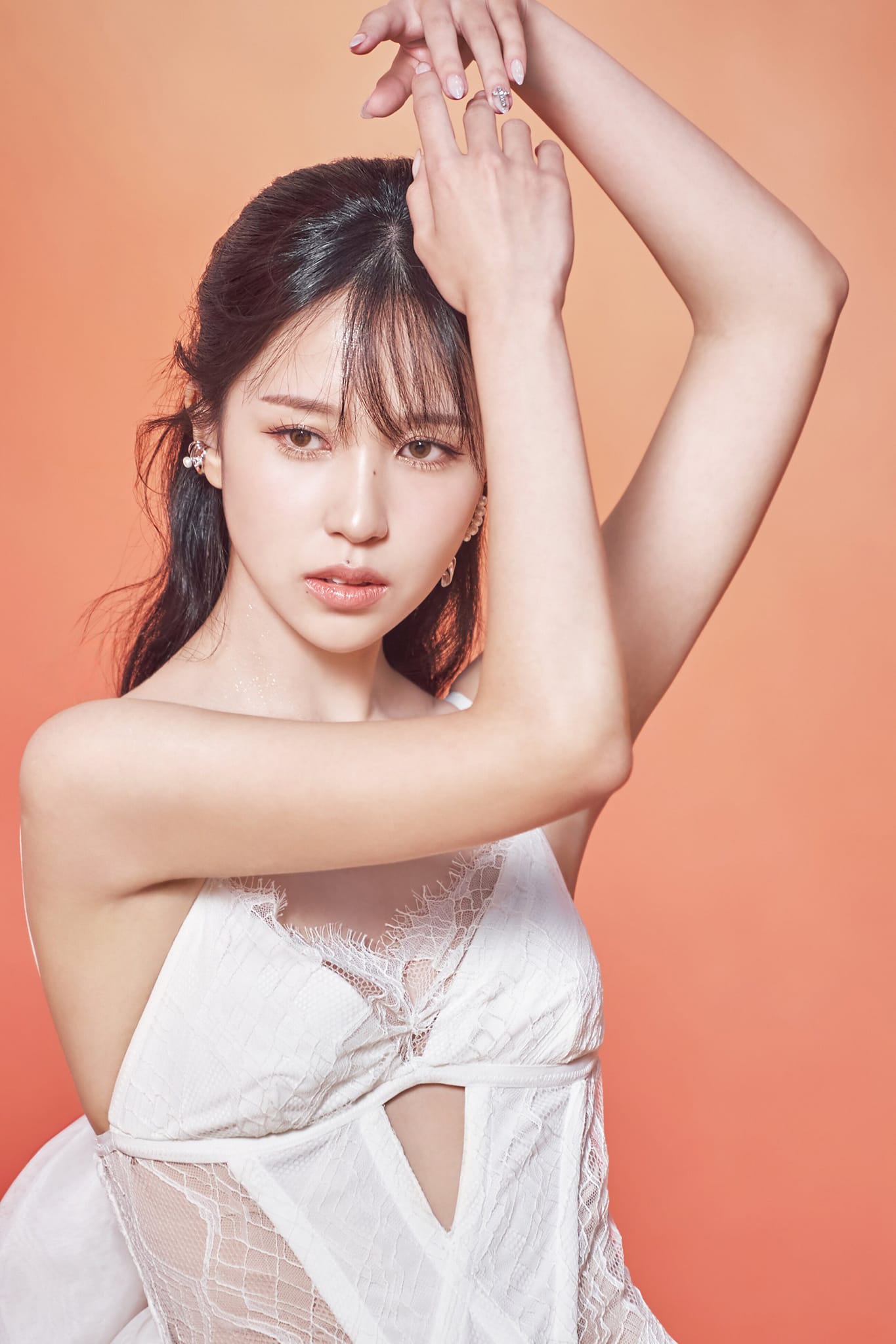 1774994998 546 My nhan vang ngoc lo nhan sac gay soc ngoai