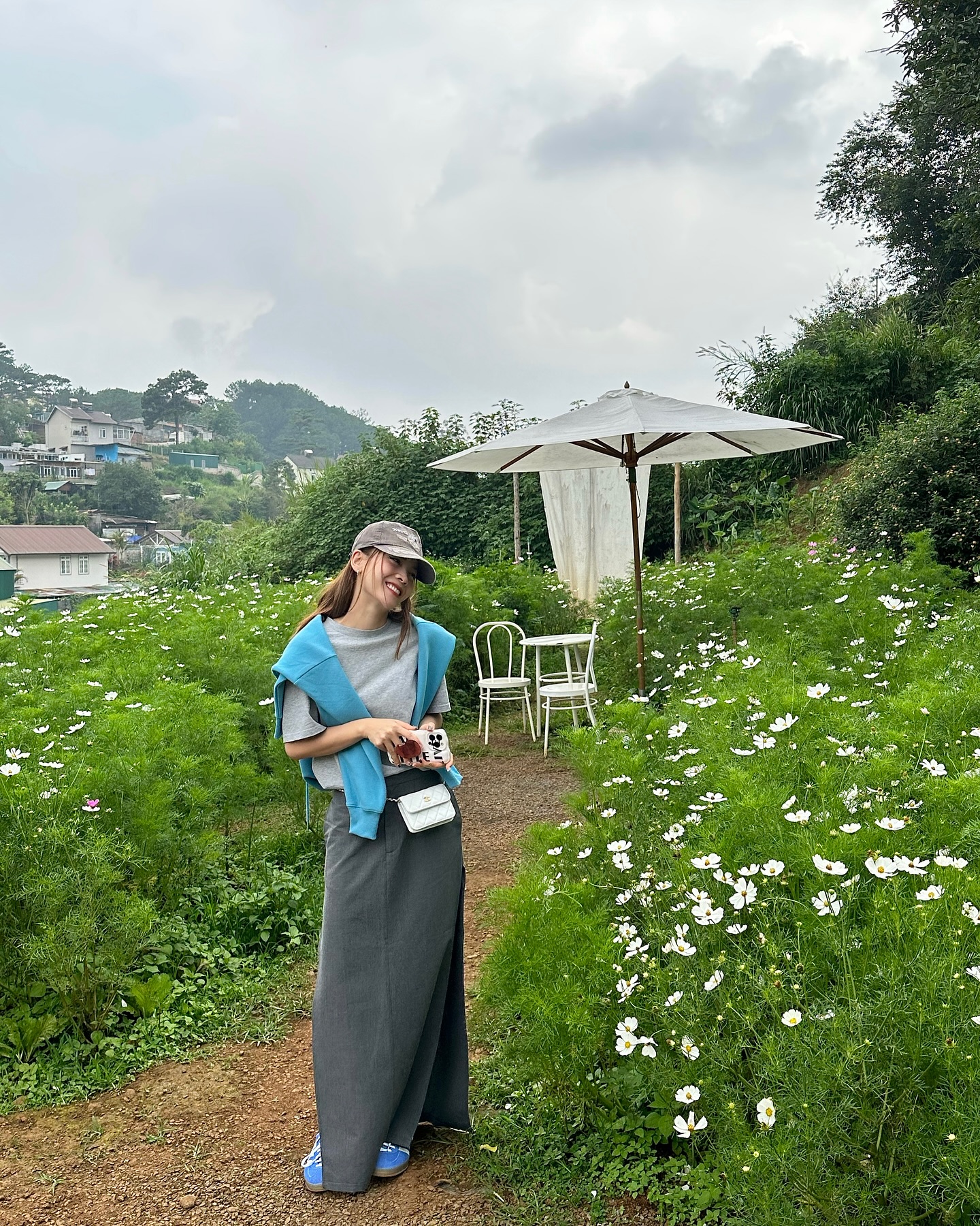 Mỹ nhân Việt 42 tuổi có style du lịch đẹp tới từng set đồ, quan trọng là vô cùng trẻ trung- Ảnh 2.