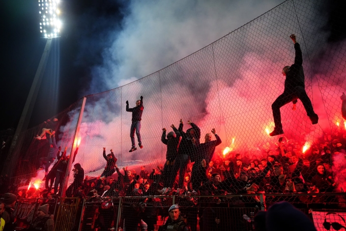 ... cùng CĐV ăn mừng chiến thắng luân lưu trong trận tranh vé vớt dự World Cup trước Italy tối 31/3. Ảnh: Reuters