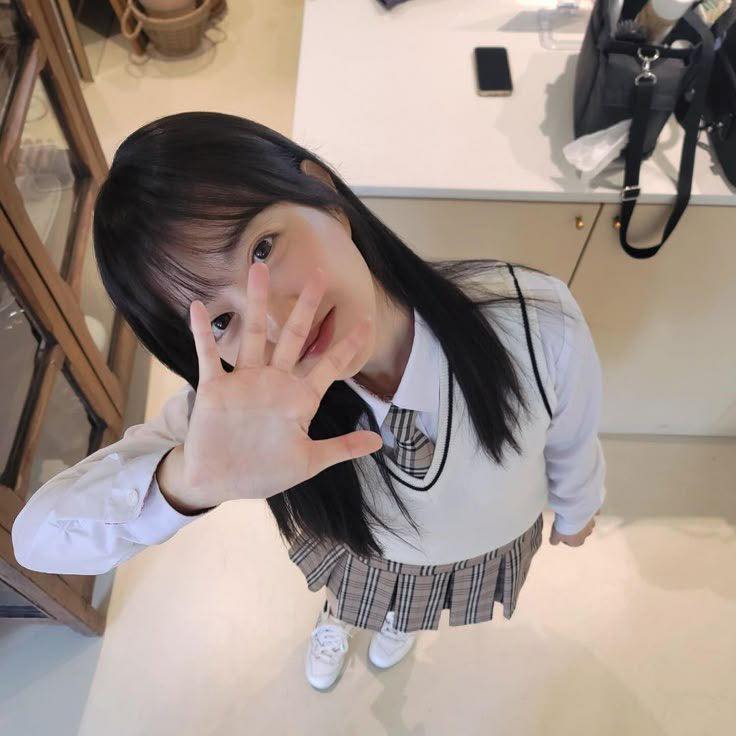 Mỹ nhân showbiz sau 20 năm mặc lại đồng phục nữ sinh, nhìn nhan sắc phải thốt lên 