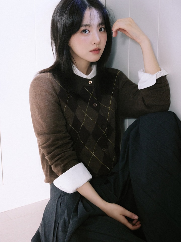 Mỹ nhân showbiz sau 20 năm mặc lại đồng phục nữ sinh, nhìn nhan sắc phải thốt lên 