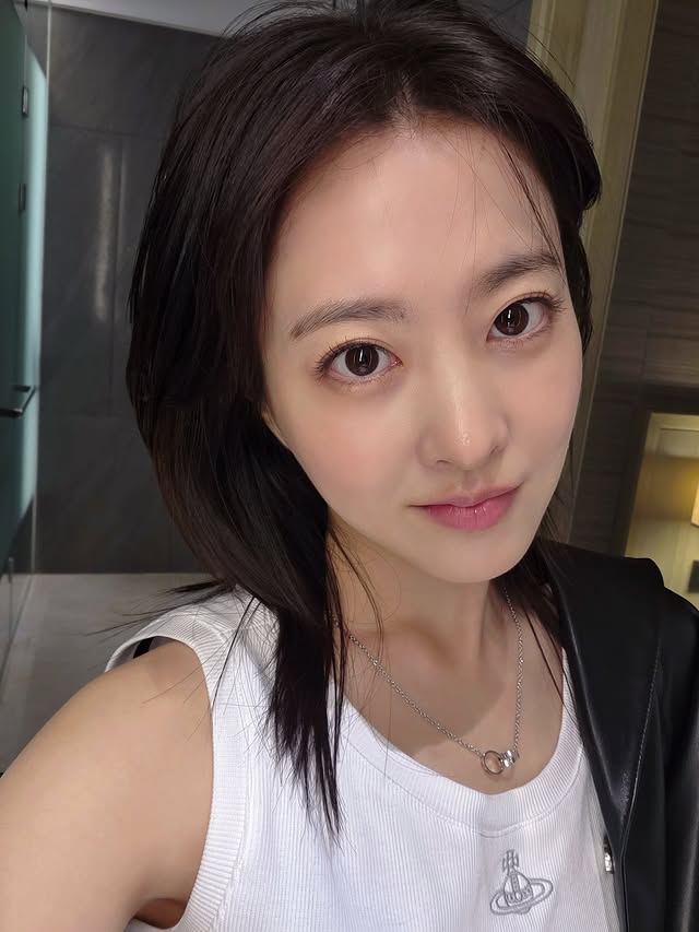 Mỹ nhân showbiz sau 20 năm mặc lại đồng phục nữ sinh, nhìn nhan sắc phải thốt lên 