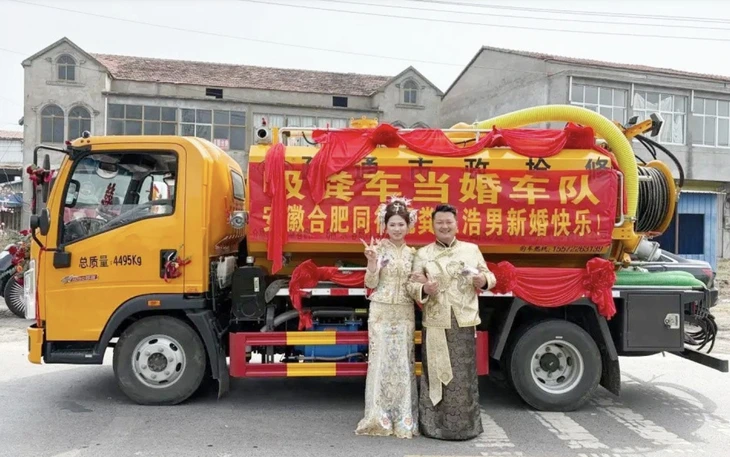 Chú rể dùng 9 xe hút hầm cầu đi đón dâu 2 xe hút hầm cầu - Ảnh 2.