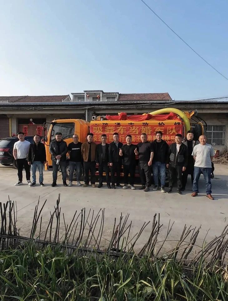 Chú rể dùng 9 xe hút hầm cầu đi đón dâu 4 xe hút hầm cầu - Ảnh 4.