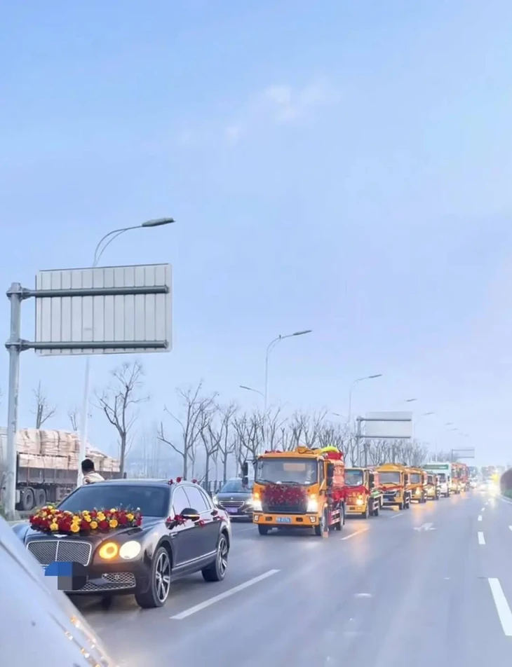 Chú rể dùng 9 xe hút hầm cầu đi đón dâu 7 xe hút hầm cầu - Ảnh 7.