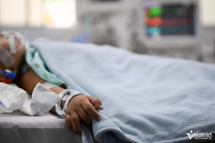 48 giờ mắc tay chân miệng, trẻ ngưng thở, lọc máu khẩn ở bệnh viện tuyến cuối - 6